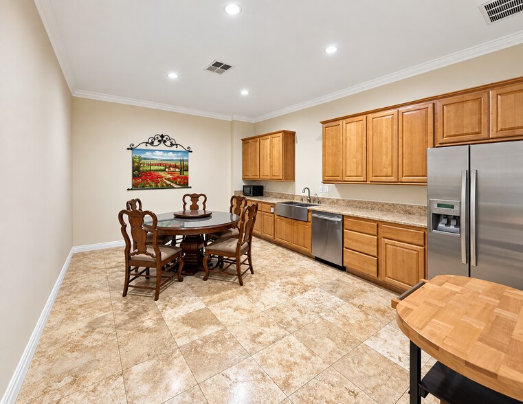 More Photos Of 244 E Avenue K10, Lancaster Showroom For Lease