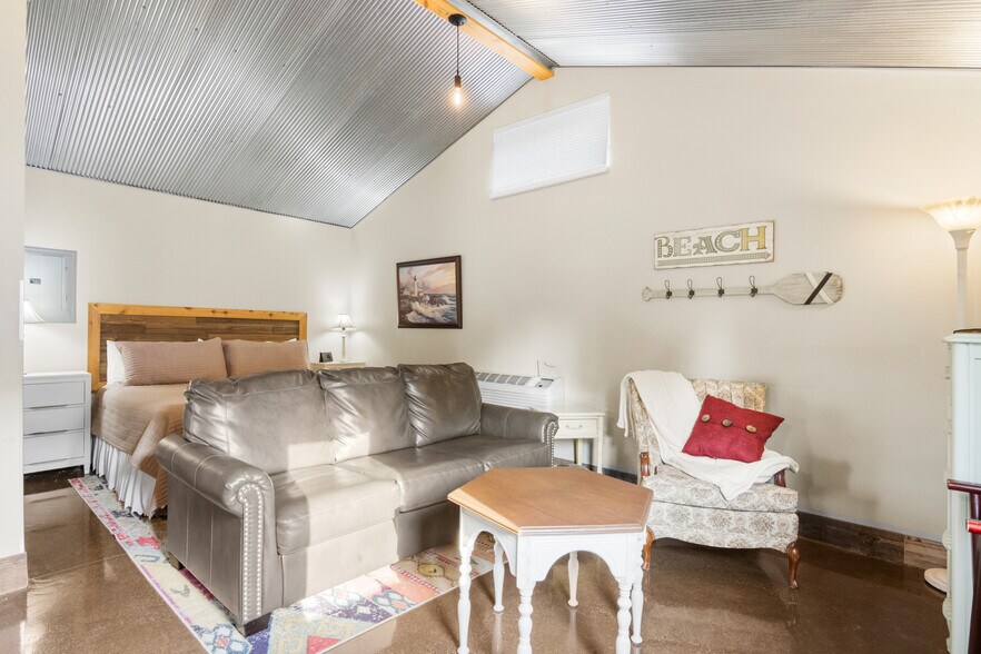 More Photos Of 4871 U.S. 31, Eastport Hotel For Sale