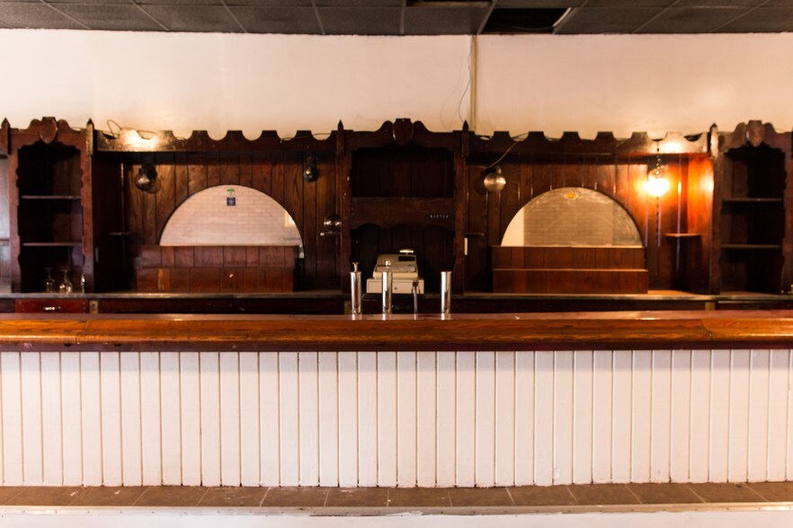 More Photos Of 826 E Warrington Ave, Pittsburgh Bar For Lease