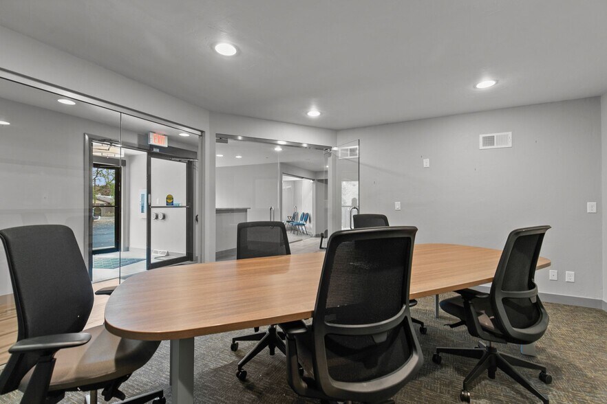 More Photos Of 2009 S Memorial Dr, Appleton Office For Sale