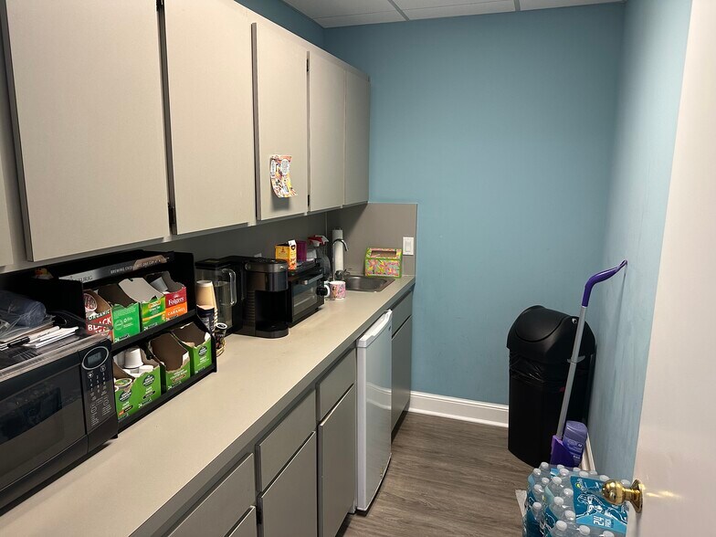 More Photos Of 631 US Highway 1, North Palm Beach Office For Sale