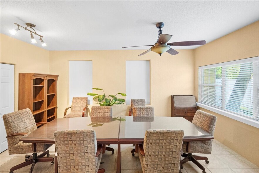 More Photos Of 15325 North Main St, Jacksonville Flex For Sale