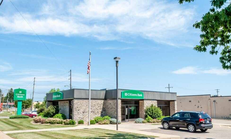 Primary Photo Of 2233 E Pershing St, Salem Bank For Sale