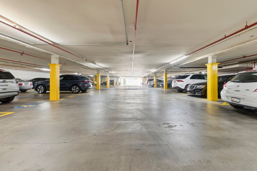 More Photos Of 20501 Ventura Blvd, Woodland Hills Office For Lease