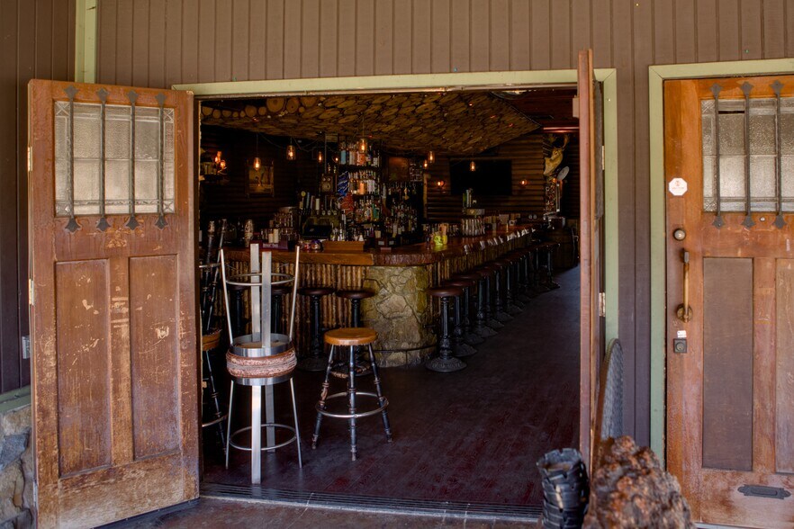 More Photos Of 10939 Venice Blvd, Los Angeles Bar For Sale