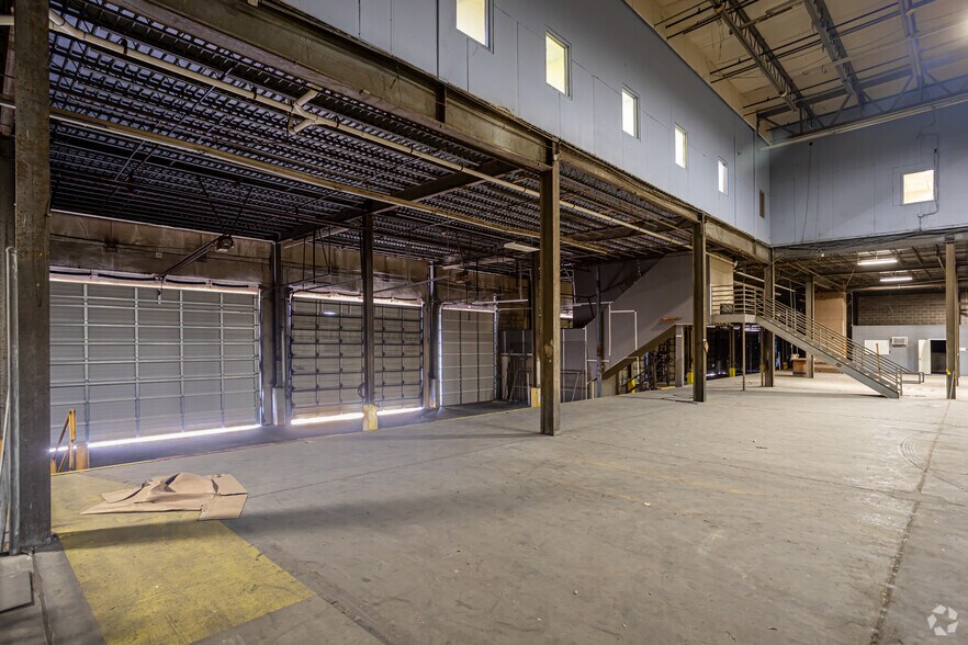 More Photos Of 1000 Elmwood Park Blvd, Elmwood Distribution For Lease