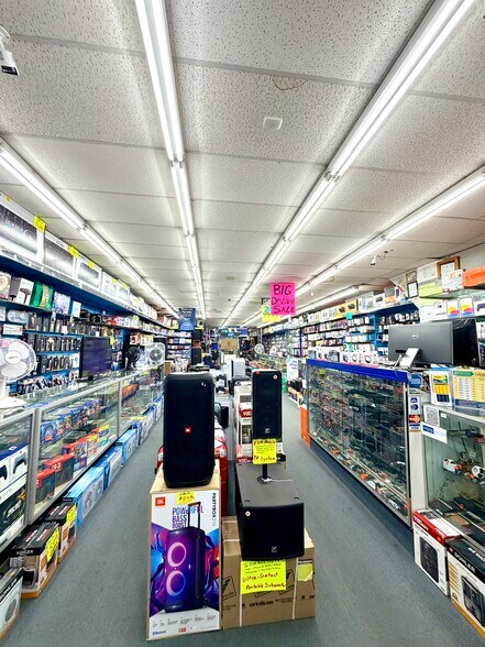 More Photos Of 30-69 Steinway St, Astoria Storefront Retail Office For Lease