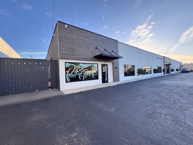 More Photos Of 2030-2046 Harvard St, Sarasota Showroom For Lease