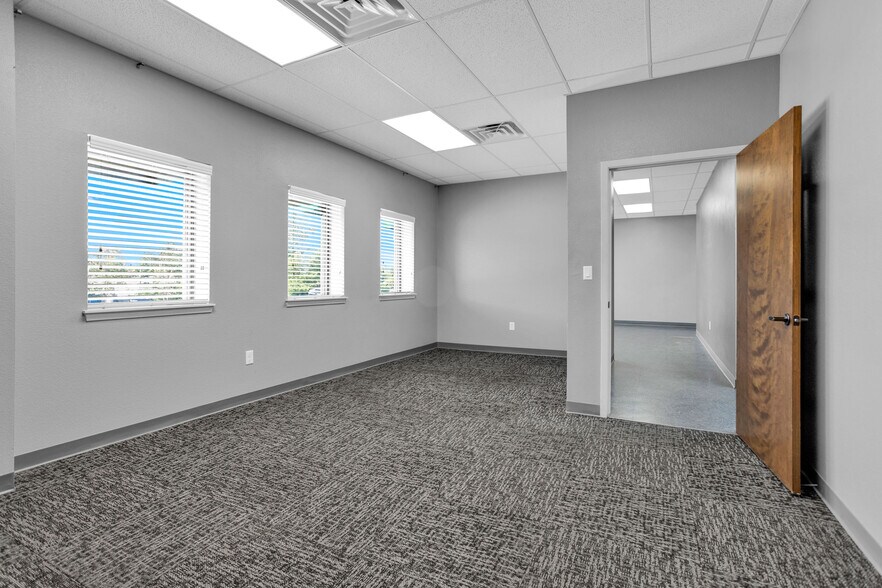 More Photos Of 2418 N Frazier, Conroe Warehouse For Lease