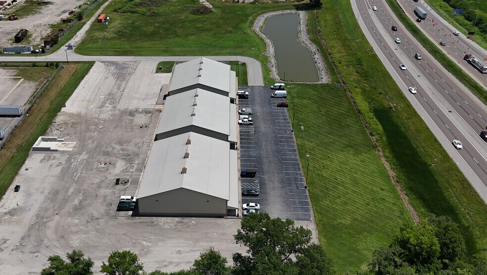 More Photos Of 8124 Bunkum Rd, Caseyville Showroom For Lease