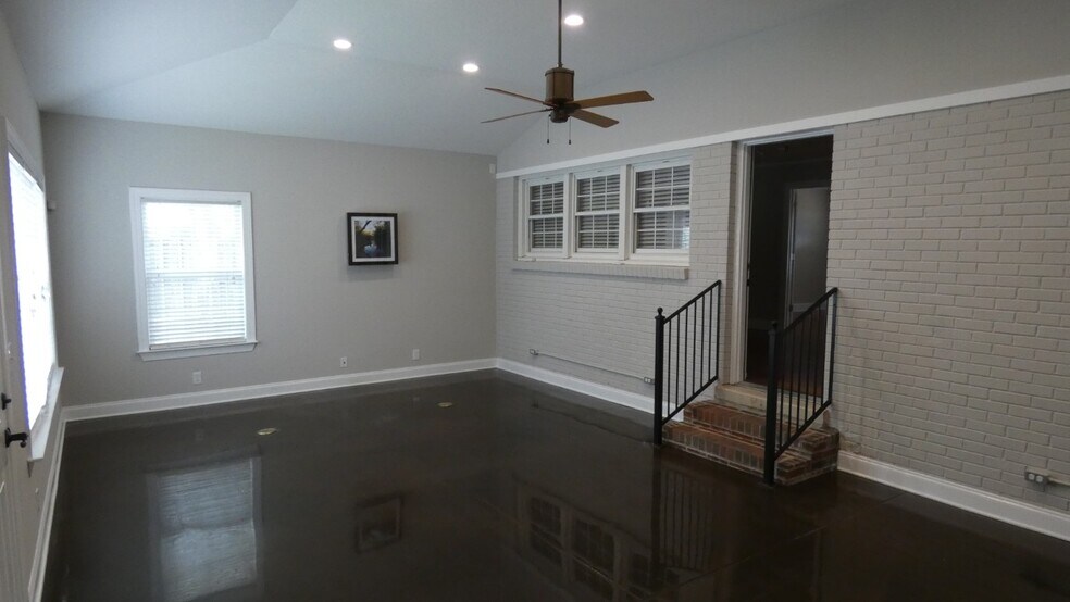 More Photos Of 2911 Middle Tennessee Blvd, Murfreesboro Office Residential For Lease