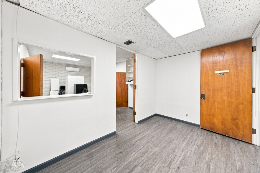 More Photos Of 2333 Beverly Blvd, Los Angeles Office For Lease