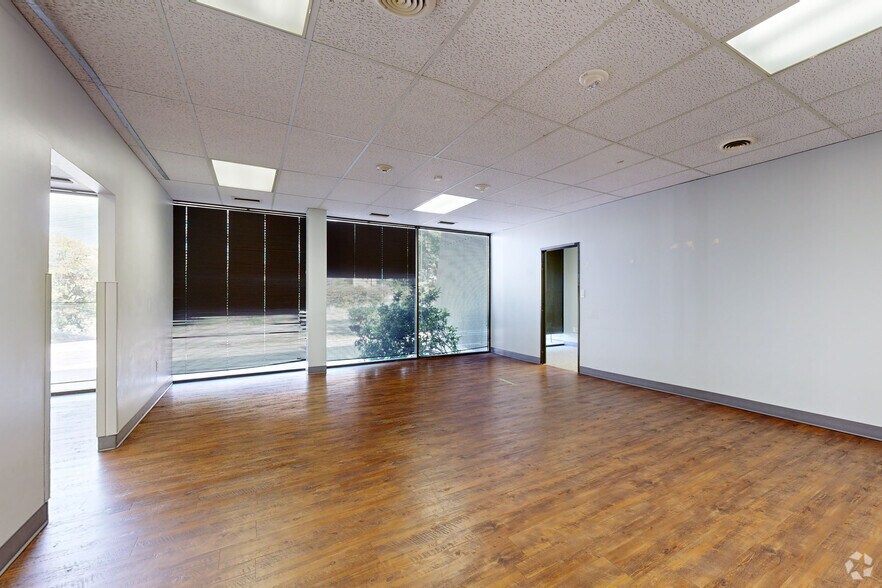 More Photos Of 2655 Villa Creek Dr, Dallas Office For Lease