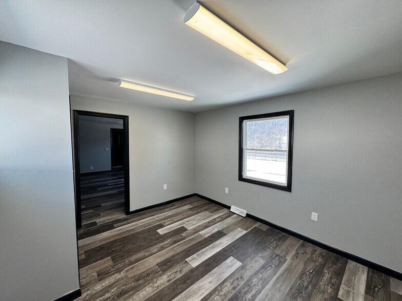 More Photos Of 810 Carlton Dr, Bentleyville Office For Lease