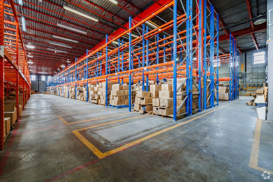 More Photos Of 1280 Boul Jules-Poitras, Montréal Warehouse For Lease