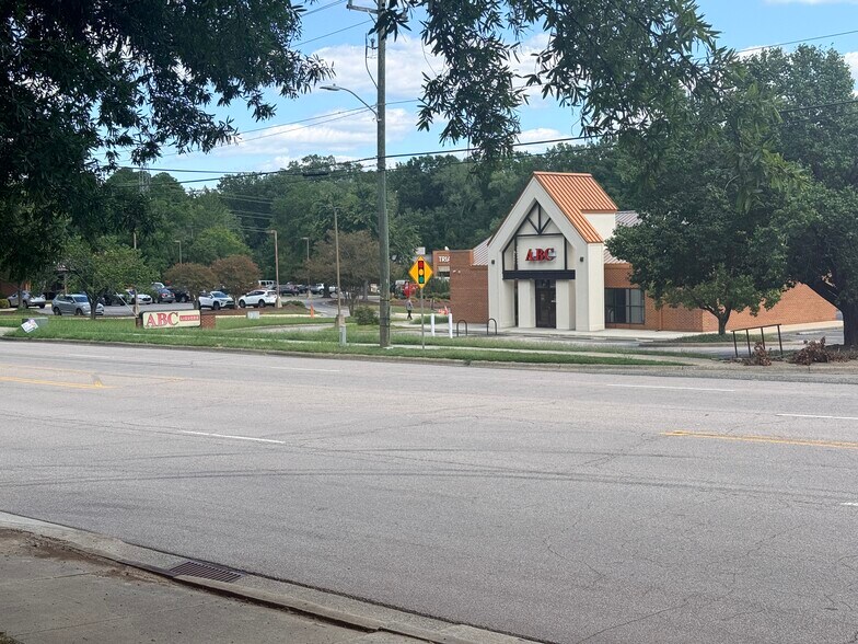 More Photos Of 4810 Hope Valley Rd, Durham Storefront For Lease