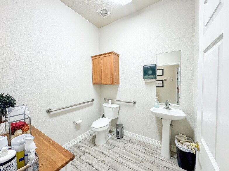 More Photos Of 15901 Central Commerce Dr, Pflugerville Office For Lease