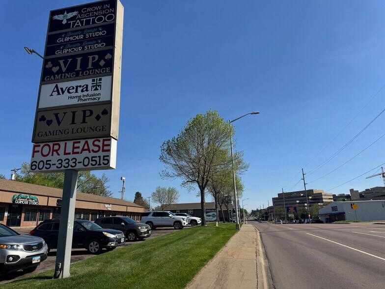More Photos Of 1020 S Cliff Ave, Sioux Falls Storefront For Sale