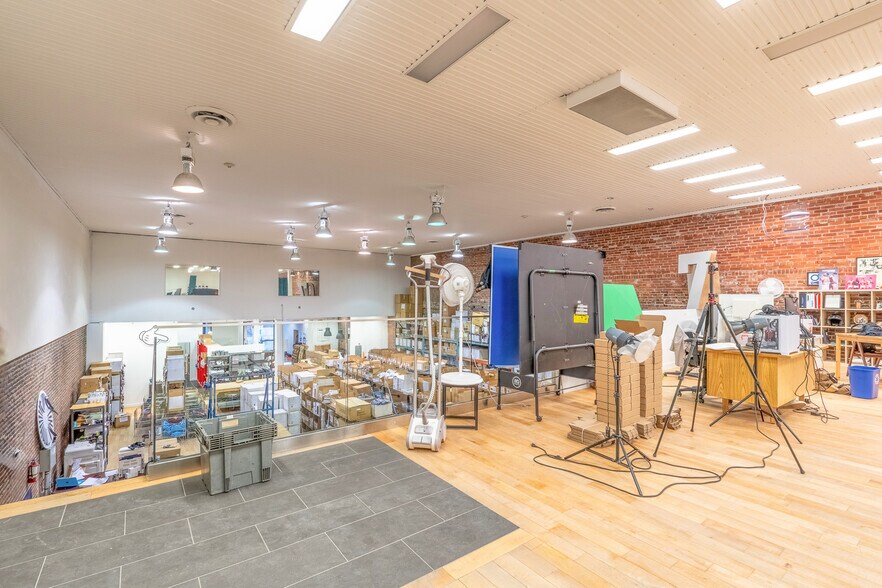 More Photos Of 40-42 Rue Wellington N, Sherbrooke Storefront Retail Office For Sale