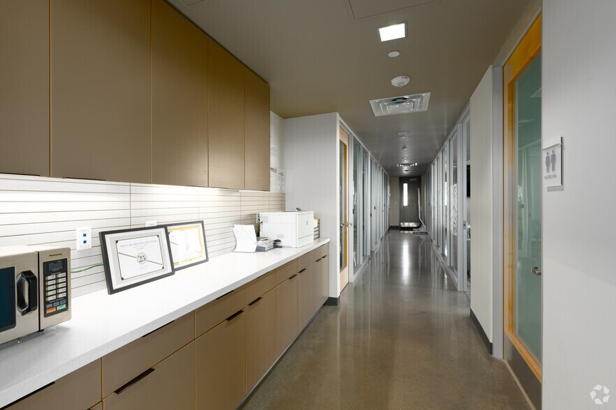 More Photos Of 4801 West Fwy, Fort Worth Veterinarian Kennel For Sale