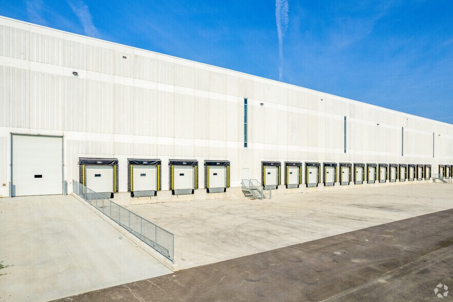 More Photos Of 121 Thirtieth St, Toronto Industrial For Lease