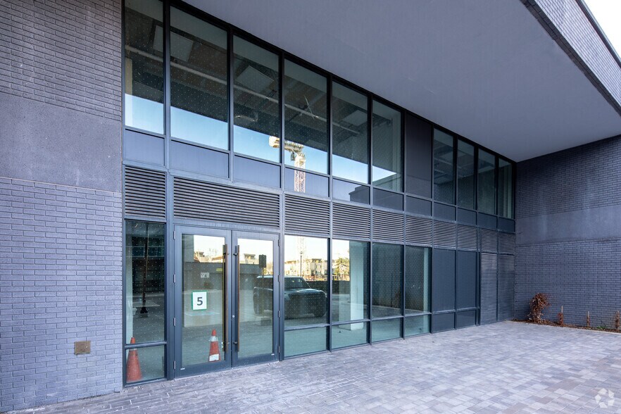 More Photos Of 621 Sheppard Ave E, Toronto Storefront Retail Residential For Lease