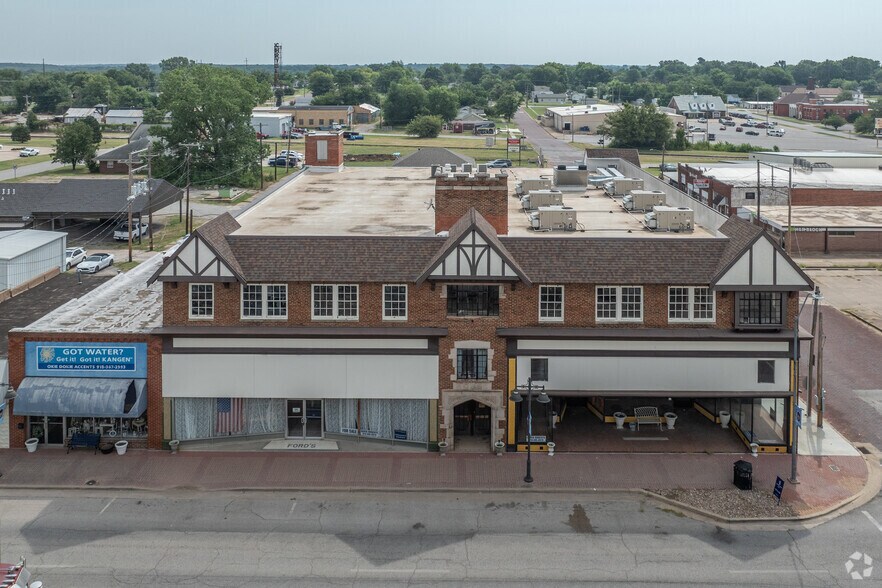 More Photos Of 305 N Main St, Bristow General Retail For Sale
