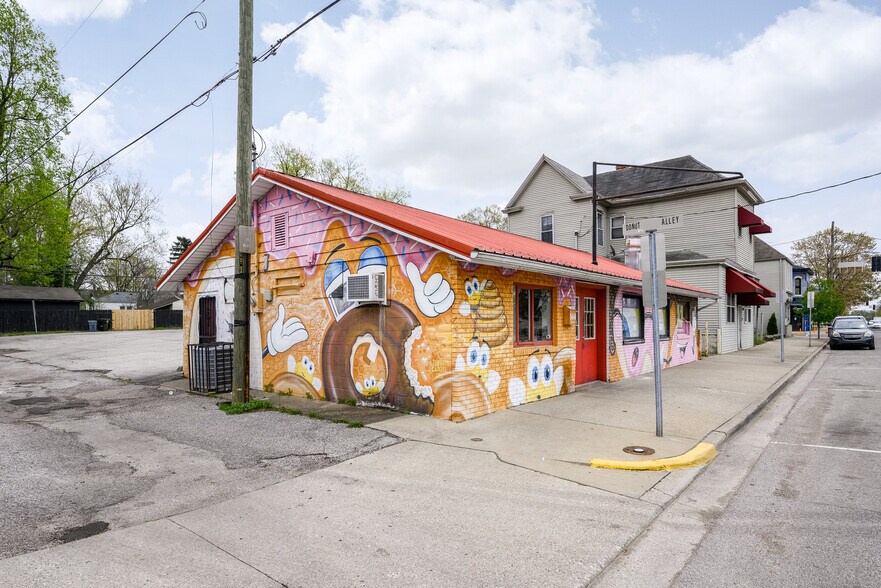 More Photos Of 514 Vincennes St, New Albany Freestanding For Sale