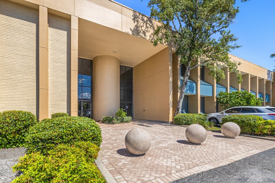 More Photos Of 2200 Veterans Memorial Blvd, Kenner Office For Lease