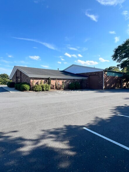 More Photos Of 313 N Main St, Simpsonville Freestanding For Sale