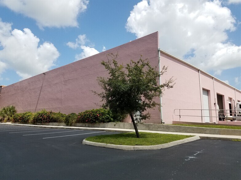 More Photos Of 801-821 S Kings Hwy, Fort Pierce Warehouse For Lease