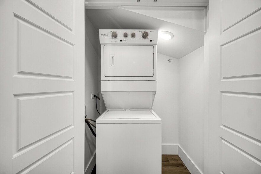 More Photos Of 2244 Ferry Rd, Naperville Flex For Sale