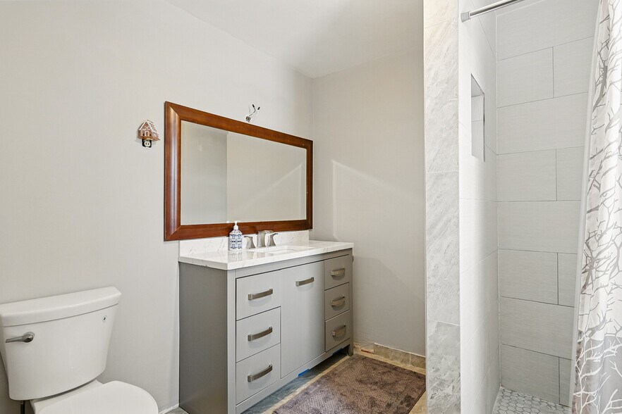 More Photos Of 91 E Main St, Bicknell Hotel For Sale