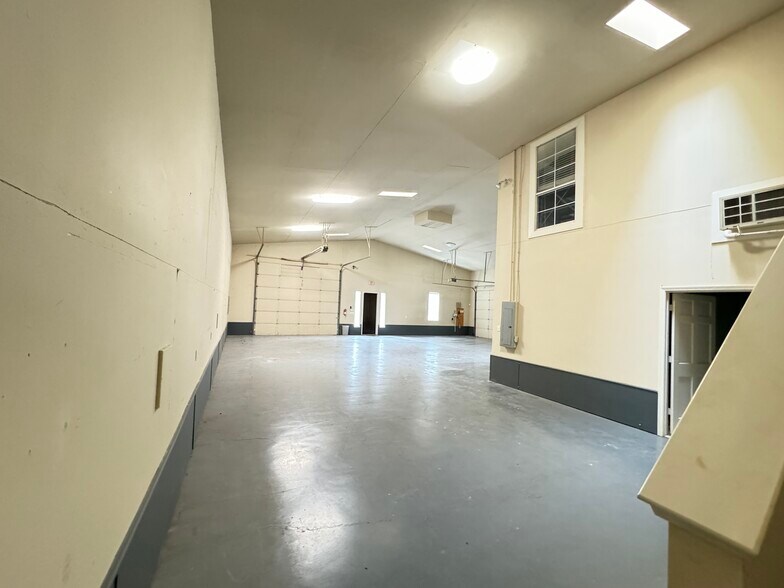 More Photos Of 703 Main St, Lake Dallas Showroom For Sale