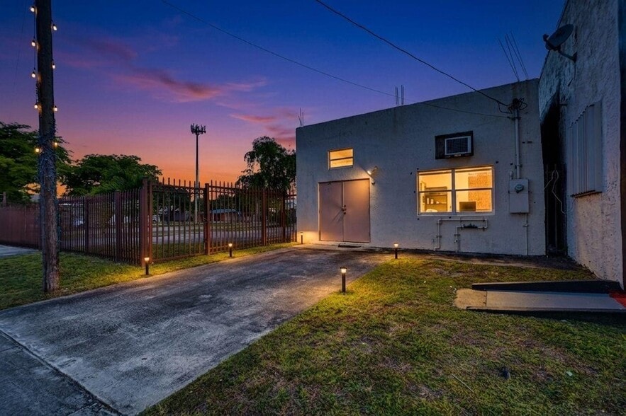 More Photos Of 4167 SW 18th St, West Park Industrial For Sale