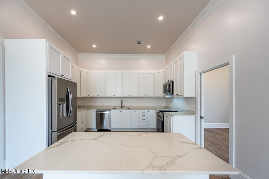 More Photos Of 433 Main St, Natchez Freestanding For Sale