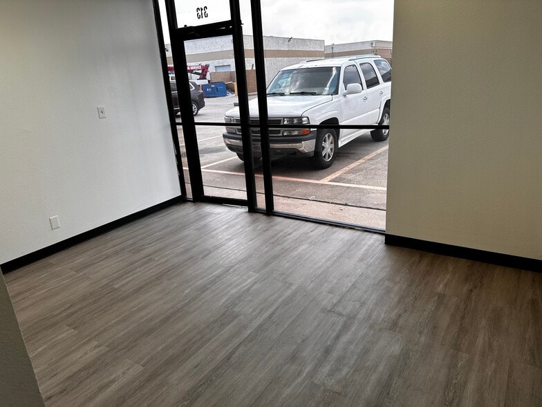 More Photos Of 2133 Great Southwest Pky, Grand Prairie Unknown For Lease