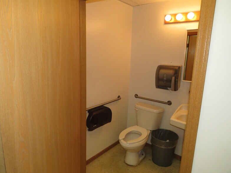 More Photos Of 113-137 W Wapella St, Minooka General Retail For Lease