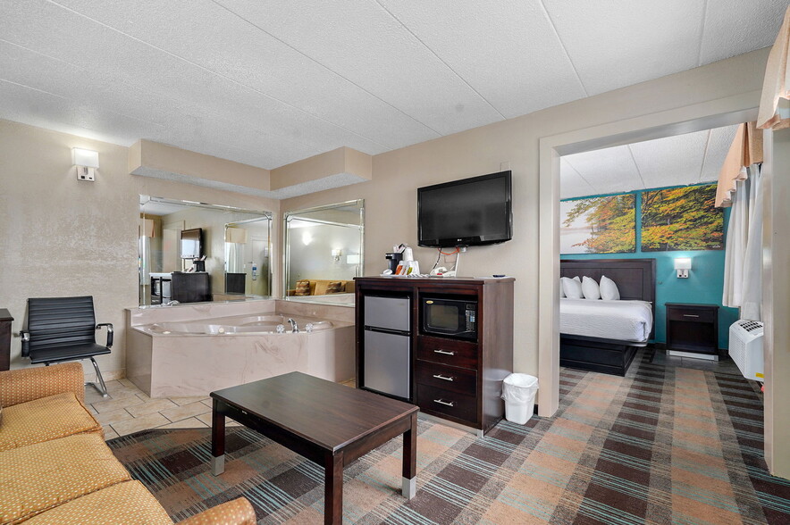 More Photos Of 3114 N Kentwood Ave, Springfield Hotel For Sale