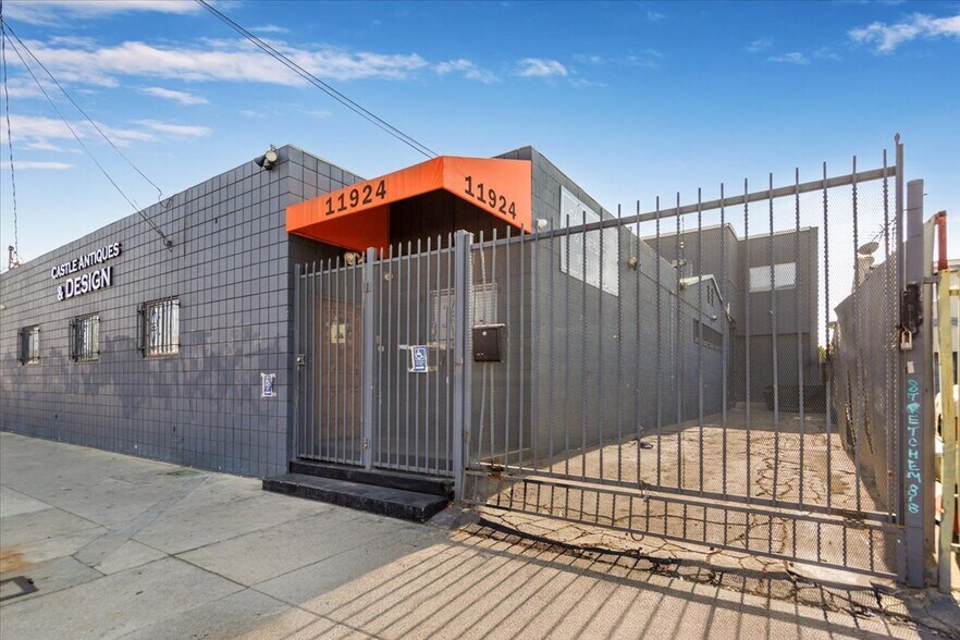 More Photos Of 11924 Vose St, North Hollywood Warehouse For Lease