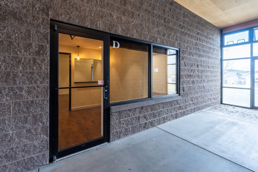 More Photos Of 2757 NW 7th St, Redmond Storefront Retail Office For Lease