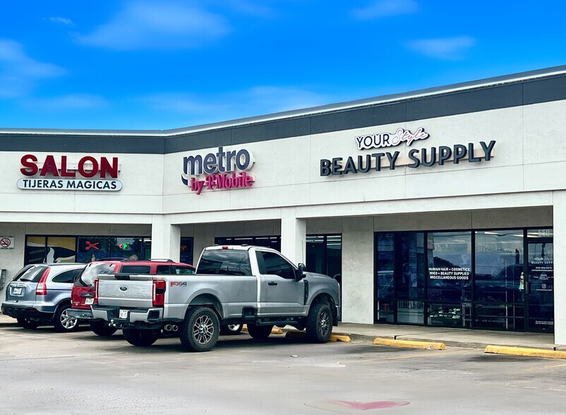 More Photos Of 1607 E McKinney St, Denton Storefront Retail Office For Lease