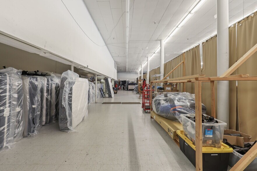 More Photos Of 175 SE Baseline St, Hillsboro Showroom For Sale