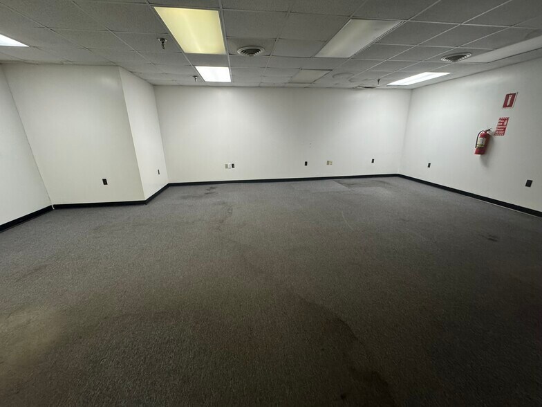 More Photos Of 889 Seahawk Cir, Virginia Beach Manufacturing For Lease