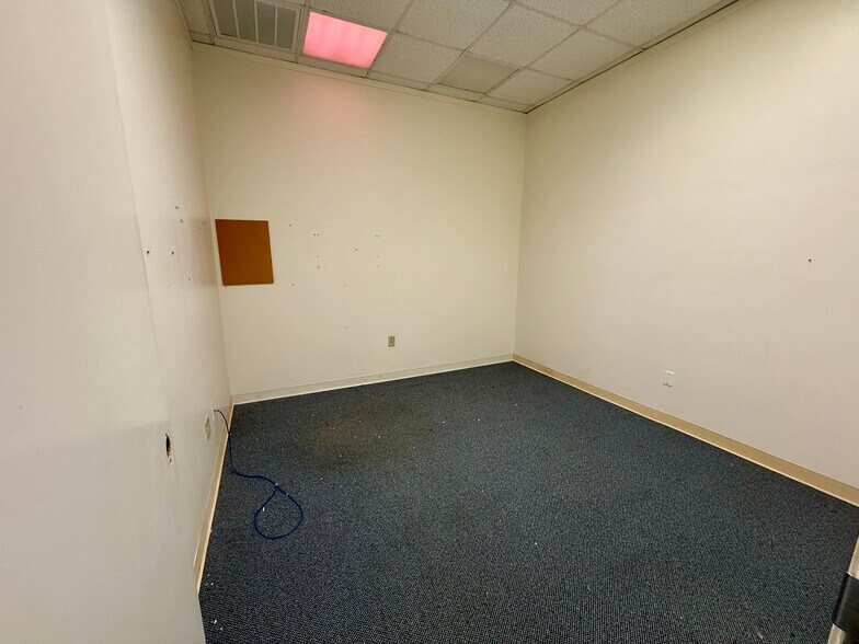More Photos Of 2410 S Main St, Lindale Office For Sale