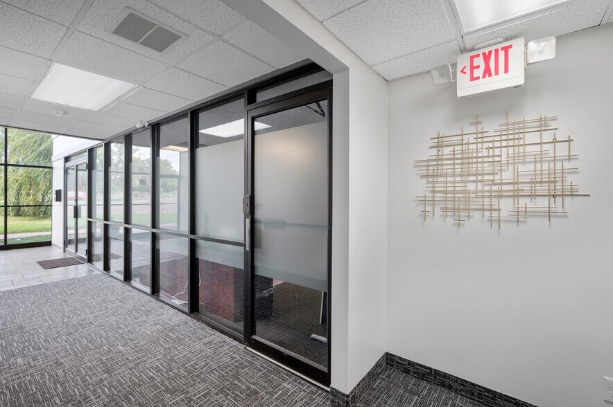 More Photos Of 2817 S Anthony Ln, Saint Anthony Office For Lease