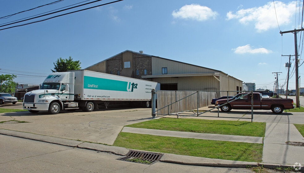 Primary Photo Of 1301 Veterans Blvd, Kenner Warehouse For Sale
