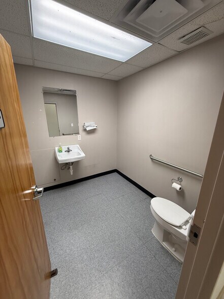 More Photos Of 1103 S 16th St, Clarinda General Retail For Lease