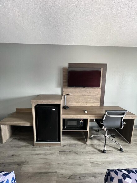 More Photos Of 110 Independence Ave, Kennett Hotel For Sale