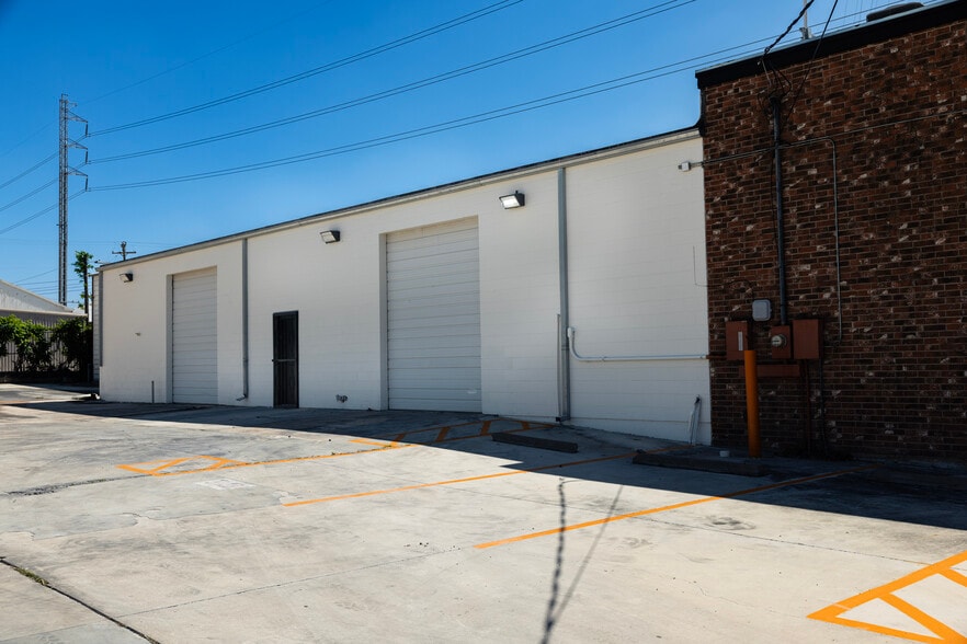 More Photos Of 307-311 Lombrano St, San Antonio Warehouse For Sale